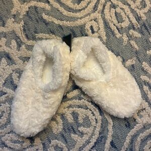 NWT Snoozies Soft White Plush House Slippers - Women’s Size 9/10